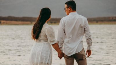 恋爱韩漫动画画面，男女主角在夕阳下牵手，粉橙色调温馨浪漫，ok日韩动漫恋爱题材延伸推荐